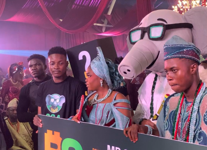 Masked guest, @theOga9ja, raises eyebrows at Peller and Jarvis’ wedding as he showers couple and guests with cash gifts of over N10 million.